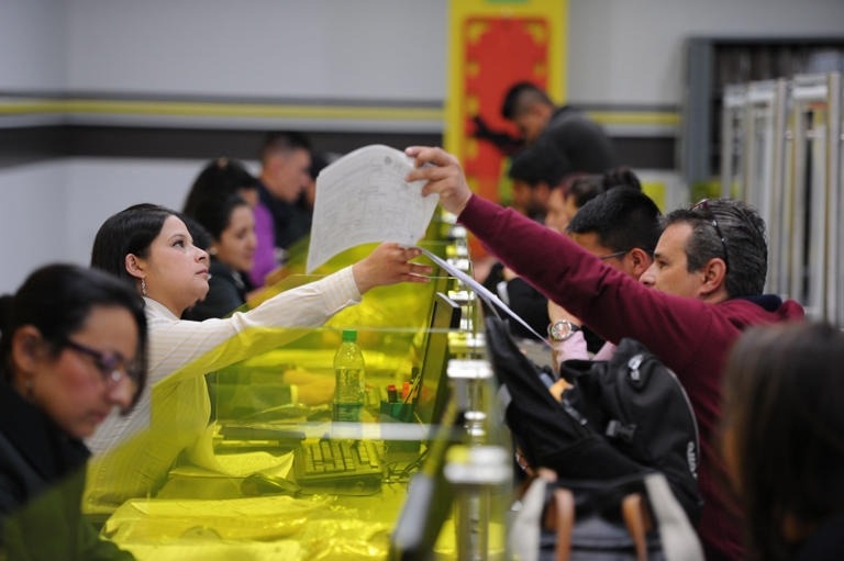 Aumento del salario mínimo en Colombia para 2025 impacta tarifas de trámites de tránsito en Bogotá