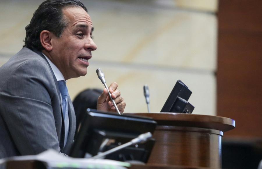 Alexander López critica el hundimiento de la reforma tributaria y señala que el golpe es para el pueblo colombiano