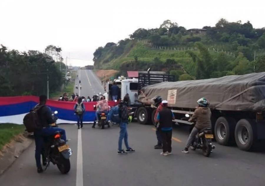 Ind&iacute;genas bloquean la V&iacute;a Panamericana; piden respuesta del Gobierno