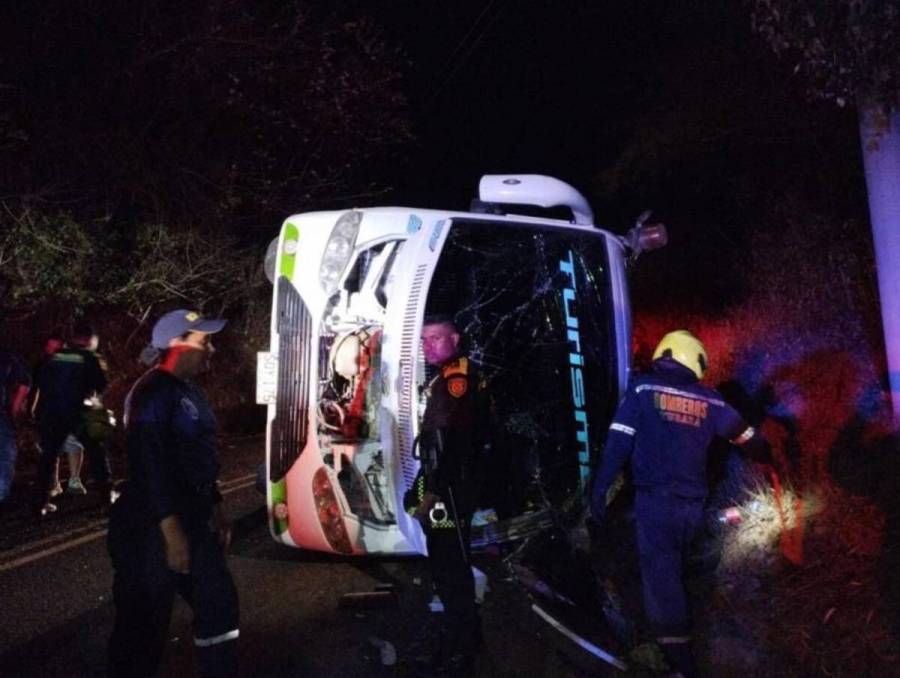 Grave accidente de bus en Atl&aacute;ntico deja dos menores fallecidos y 25 heridos