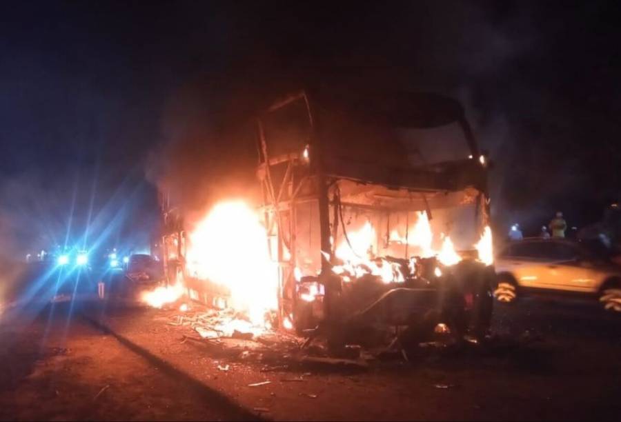 Autob&uacute;s con m&aacute;s de 40 personas a bordo se incendia en la v&iacute;a Fusagasug&aacute;-Bogot&aacute;