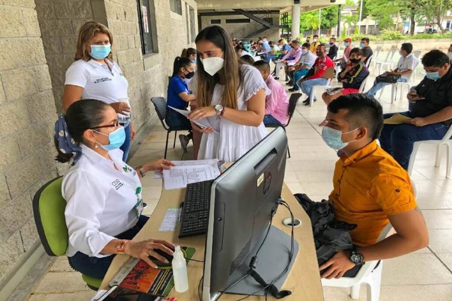 Tasa de desempleo urbano en Colombia subió a 10.8% en marzo de 2024