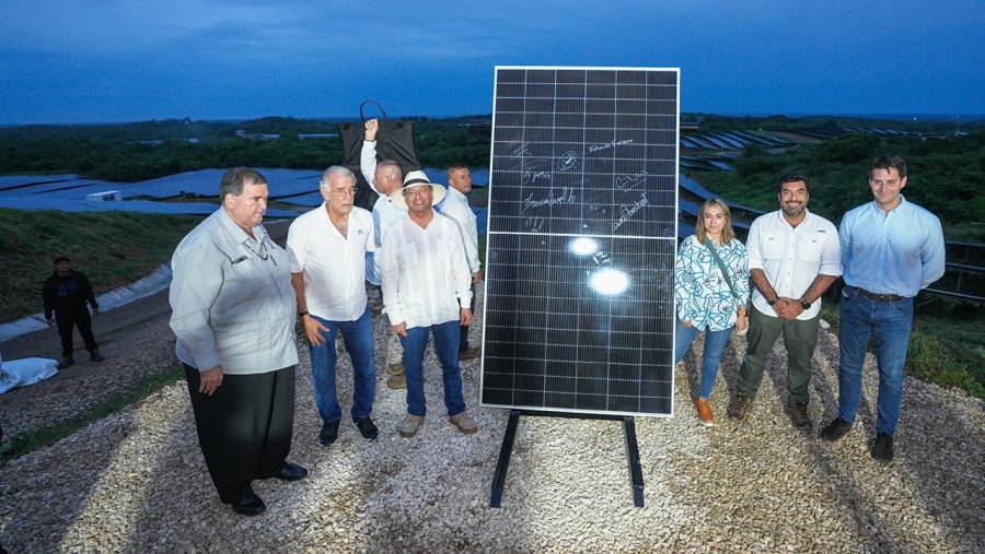 Petro invita a los alcaldes del Caribe a construir parques solares para bajar las tarifas de energ&iacute;a