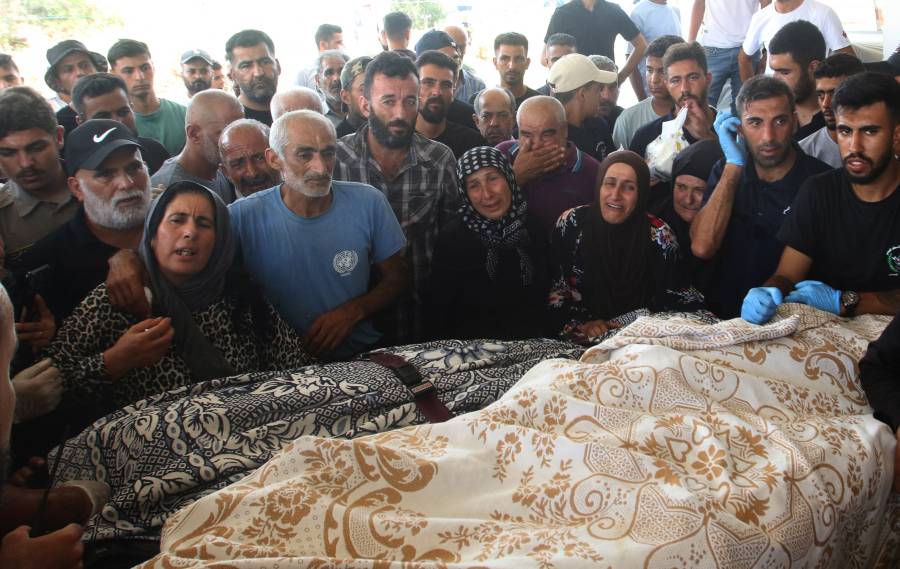 Los sirios en el L&iacute;bano lloran a los ni&ntilde;os muertos en un ataque atribuido a Israel