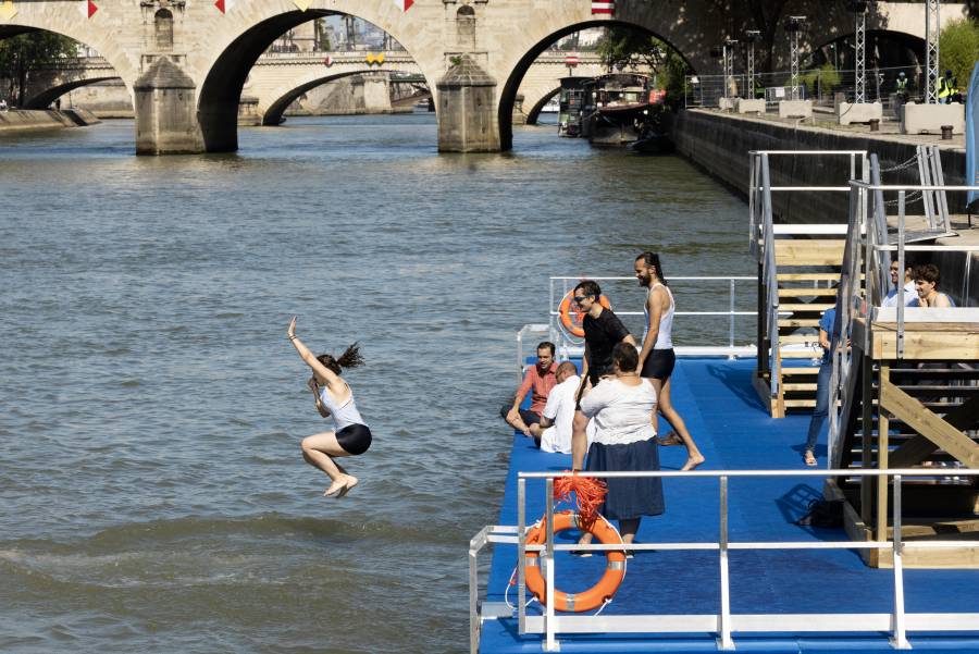Natación en el Sena: una tradición parisina resucitada con motivo de los Juegos Olímpicos