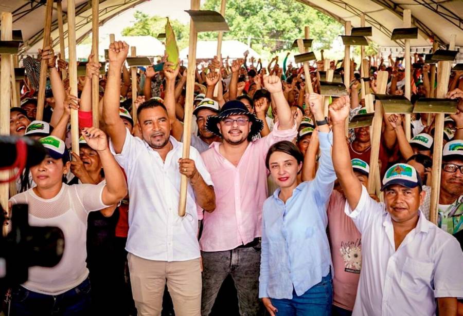 Entregan predio Pontevedra a 100 familias campesinas en C&oacute;rdoba