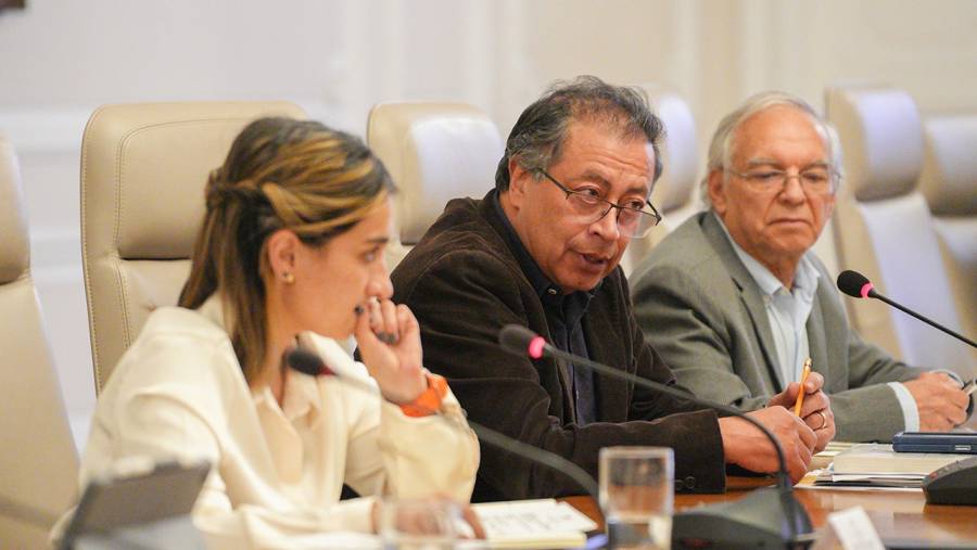“Hoy se toman medidas para afrontar un posible paro empresarial de transporte de carga”: Petro