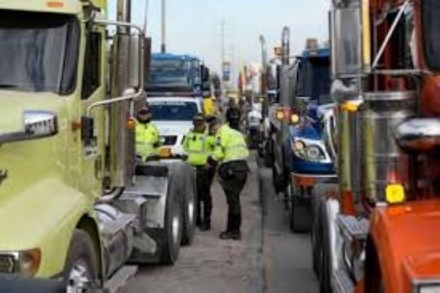 Tensión en Bogotá: Policía interviene bloqueos de camioneros en cuarto día de paro