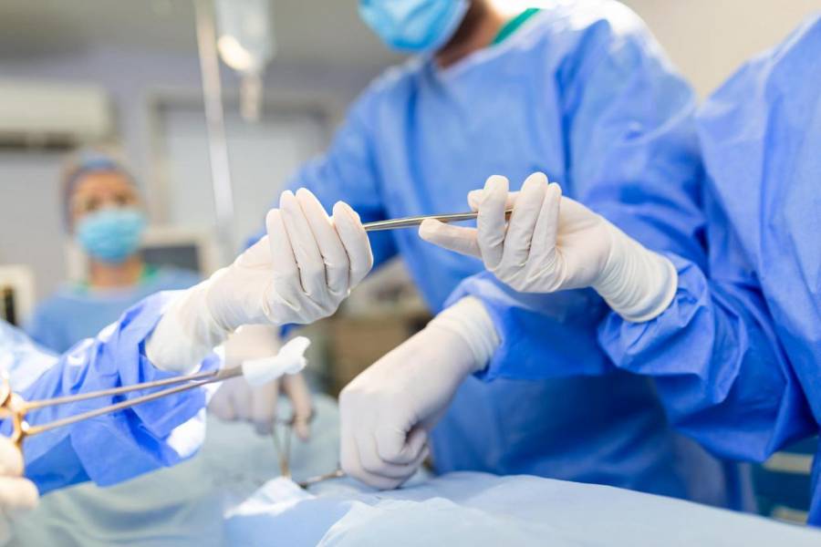 “Médico” se guió en plena cirugía por YouTube; falleció el paciente