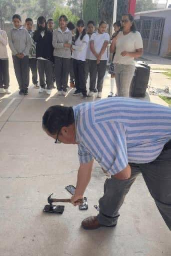 Profesores destruyen celulares de alumnos