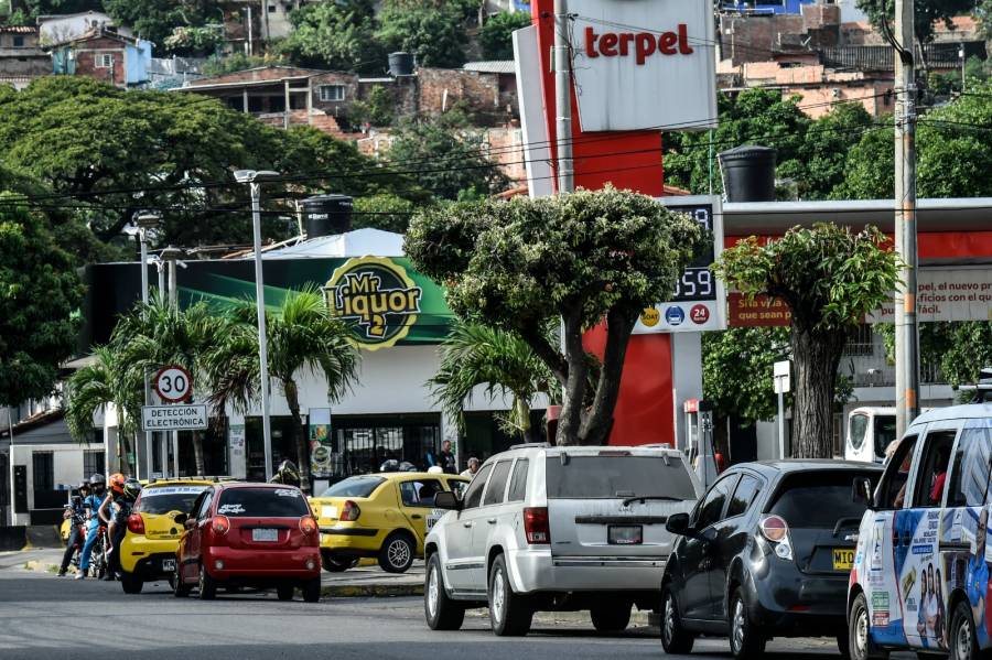 Reglas de Tr&aacute;nsito en Colombia: ¿Sacar el codo por la ventana es una infracci&oacute;n?