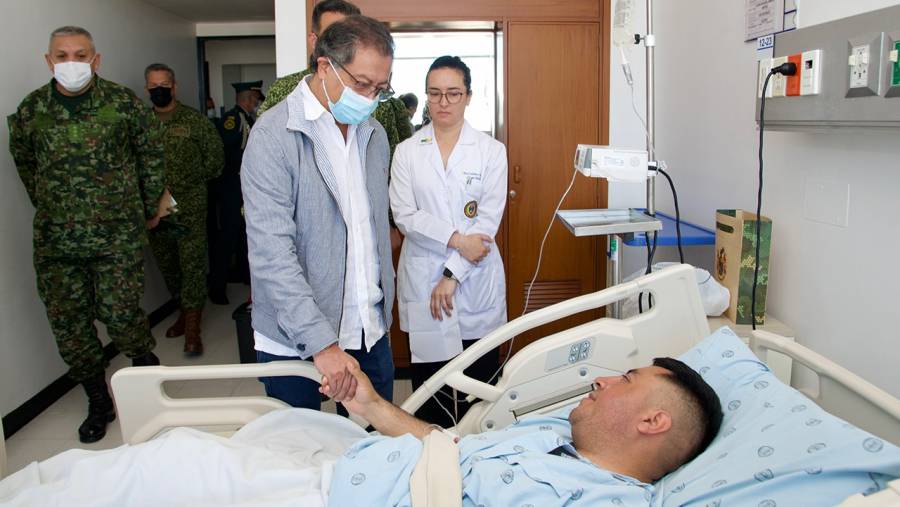 Petro visita a militares heridos en el atentado en Arauca que son atendidos en el hospital Militar de Bogot&aacute;