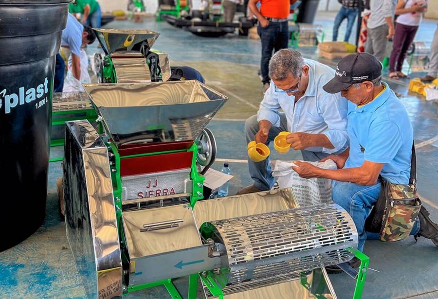 Gobierno de Colombia tecnifica fincas cafeteras en el Valle del Cauca