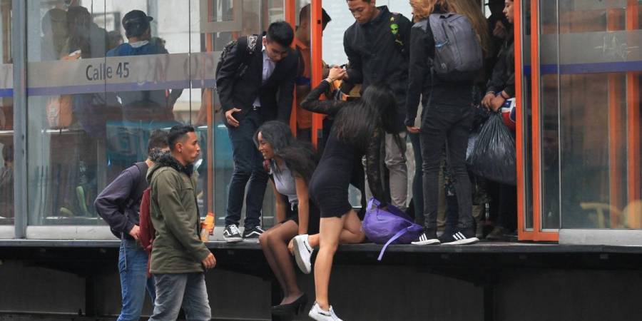 Bogotá busca frenar a los colados en TransMilenio con incentivos de hasta 25 millones de pesos