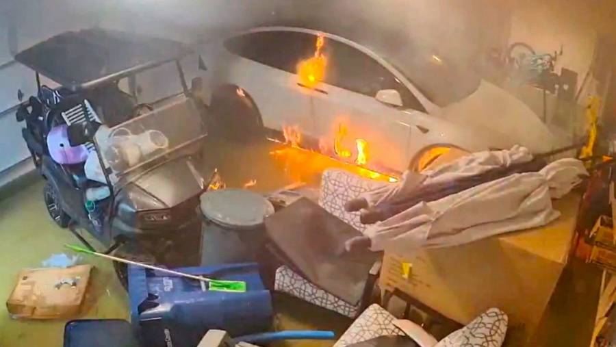 Tesla se incendia durante inundaciones por huracán Helene en Florida