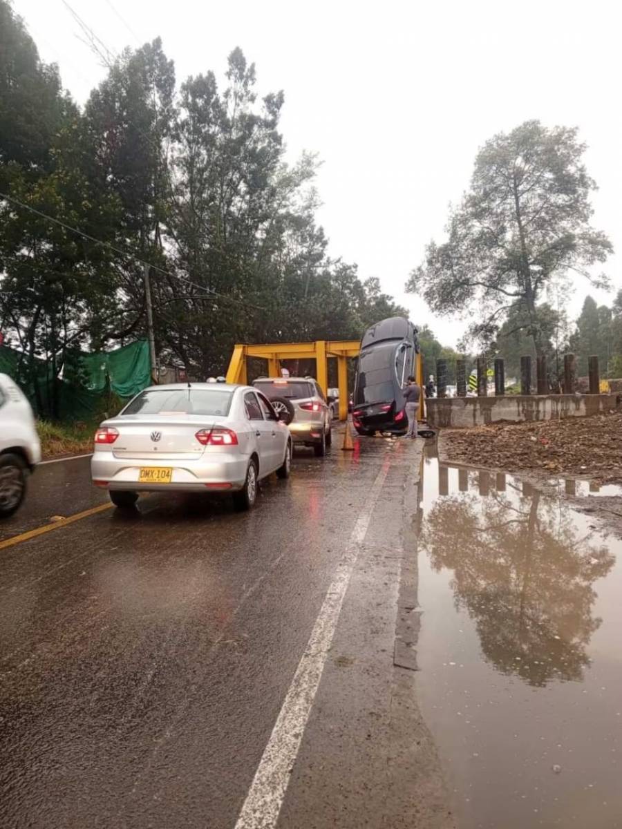 Accidente inusual en la vía perimetral de Funza: Vehículo queda suspendido en barrera de acceso