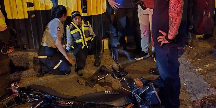 Agente de tr&aacute;nsito atropellada en Cali tras intento de fuga de motociclista