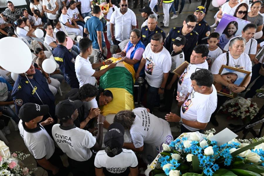 Miles acompañan el funeral de una niña asesinada en el suroeste de Colombia