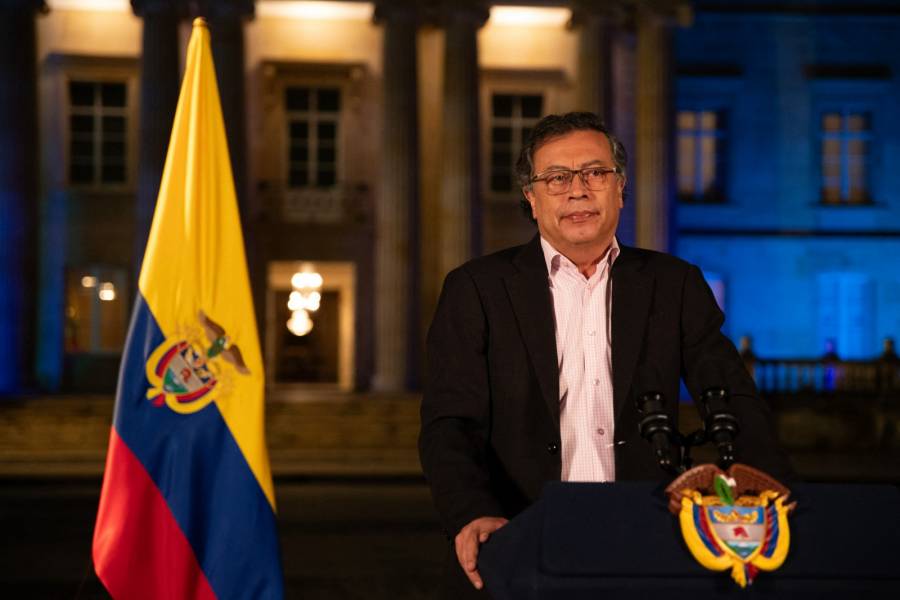 Gustavo Petro denuncia planes de golpe de Estado; su gobierno busca reforzar las instituciones.