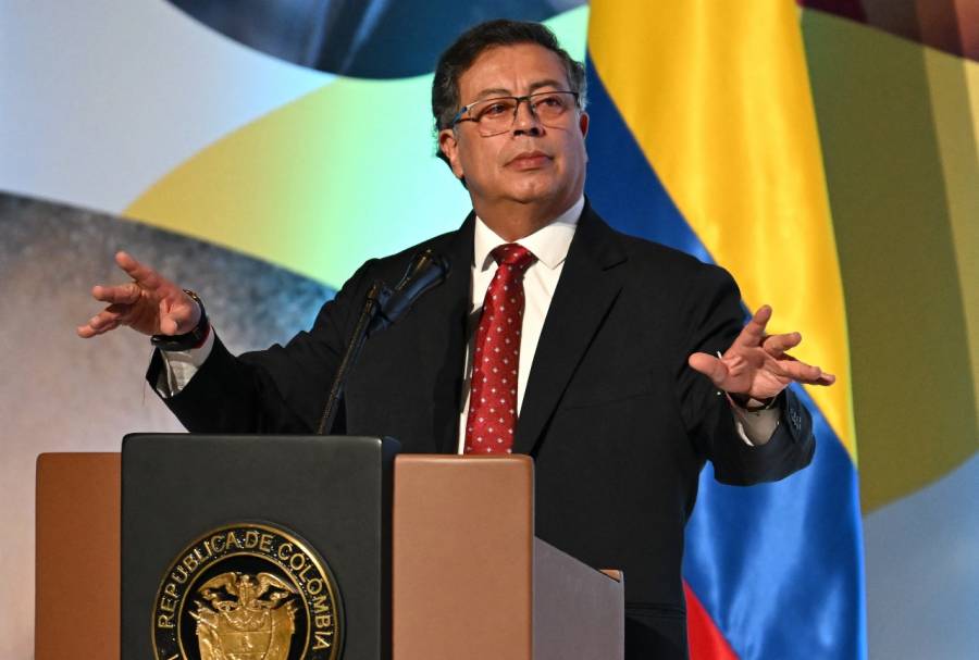 Petro condecora a soldados en Cauca y asegura que no habr&aacute; retiro militar