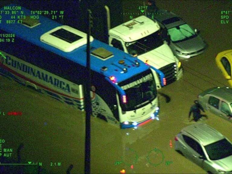 Conductores de Bogotá rescatan a personas atrapadas por inundaciones en la autopista norte
