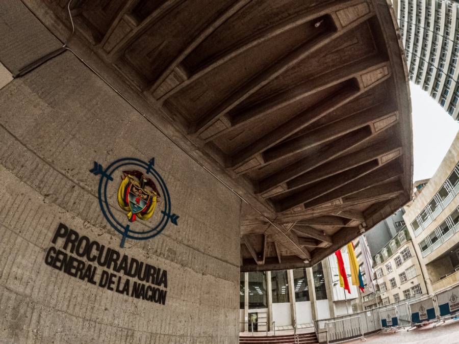 Investigan presuntas irregularidades en contratos por $100 mil millones