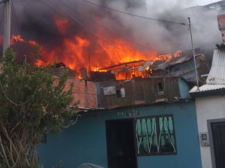 Incendio devasta viviendas en el sur de Bogot&aacute;: Bomberos logran controlar el fuego