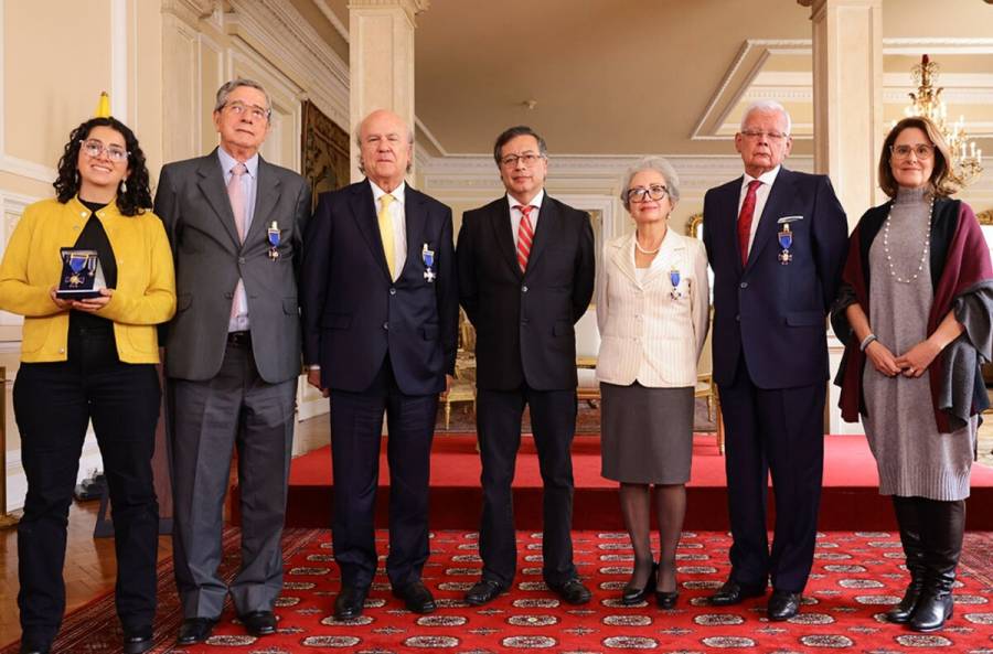 Gustavo Petro rinde homenaje a cinco exmagistrados con la Cruz de Boyacá