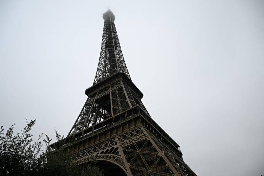 Evacuación de la Torre Eiffel por incendio en ascensor: Más de 1.200 turistas afectados