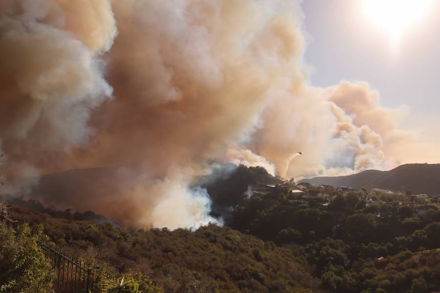 Incendio forestal desata pánico y evacuaciones en un suburbio de Los Ángeles
