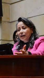 Senadora impulsa leyes contra la trata y regula advertencias en contenido musical