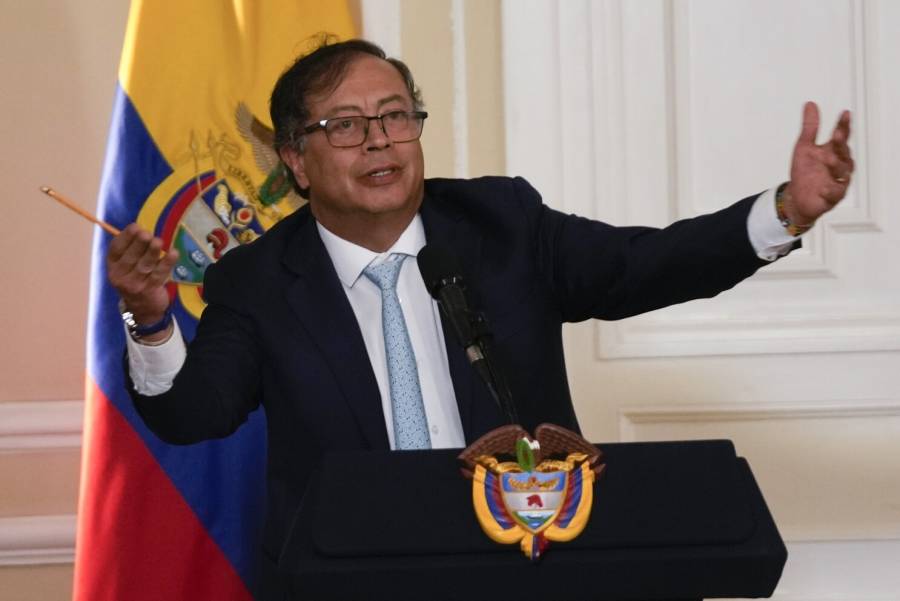 Denuncian a congresistas por demoras en investigación sobre financiación de la campaña de Gustavo Petro