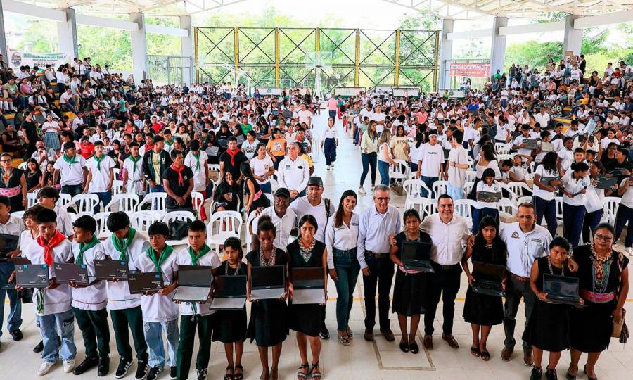 Gobierno entreg&oacute; 581 computadores que benefician a 2,500 ni&ntilde;os y ni&ntilde;as de Mocoa
