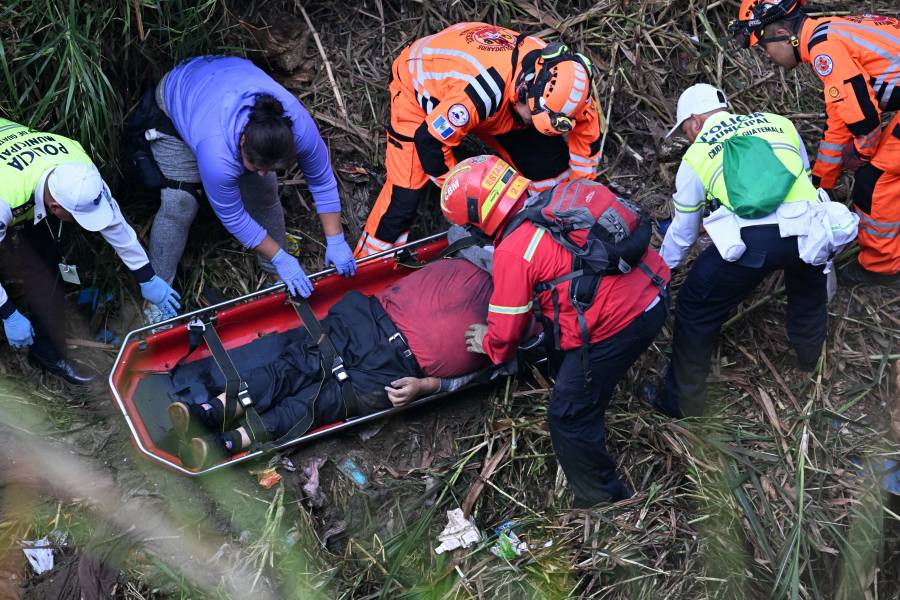 Al menos 55 muertos tras caída de autobús en Guatemala