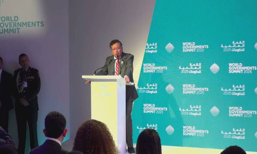 La humanidad est&aacute; entre regular el uso de la IA y la debacle de la especie humana: Gustavo Petro