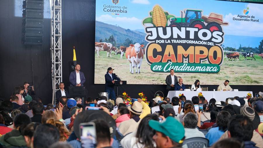 Petro pidi&oacute; al Banco Agrario impulsar m&aacute;s el cr&eacute;dito asociativo que el microcr&eacute;dito campesino