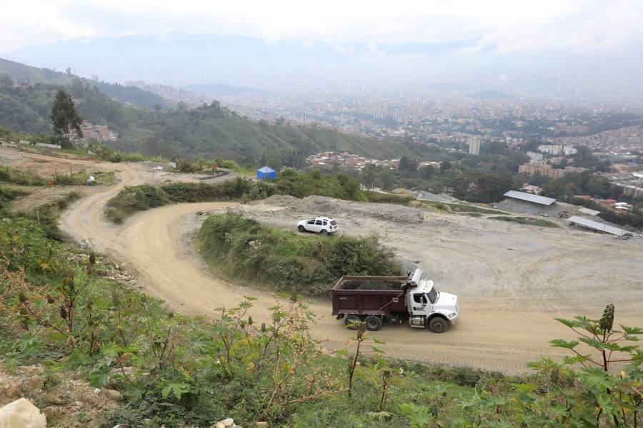 Sitio emblemático de la guerra en Colombia da esperanzas tras primeros hallazgos de cuerpos