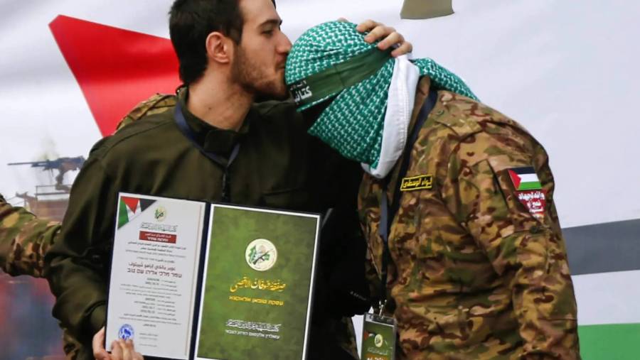 Petro genera controversia al calificar beso de rehén israelí a miliciano de Hamás como expresión de paz