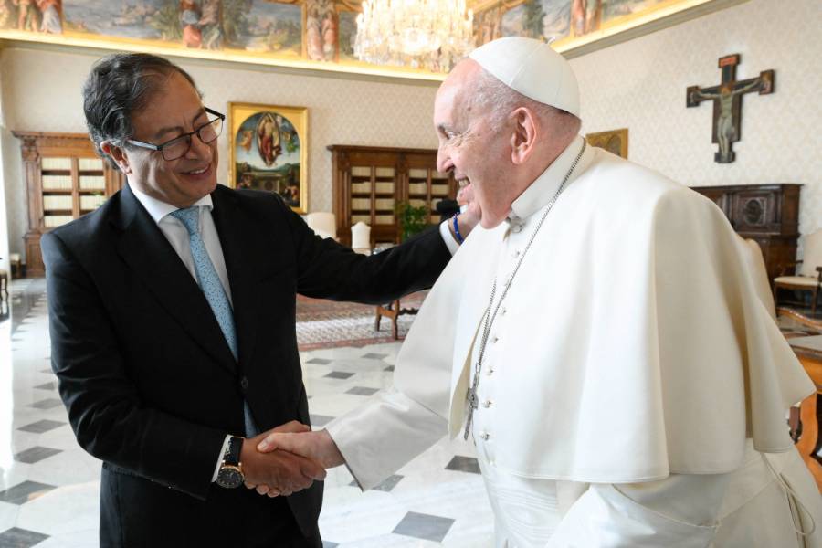 Petro envía mensaje de apoyo al Papa Francisco ante su delicada salud