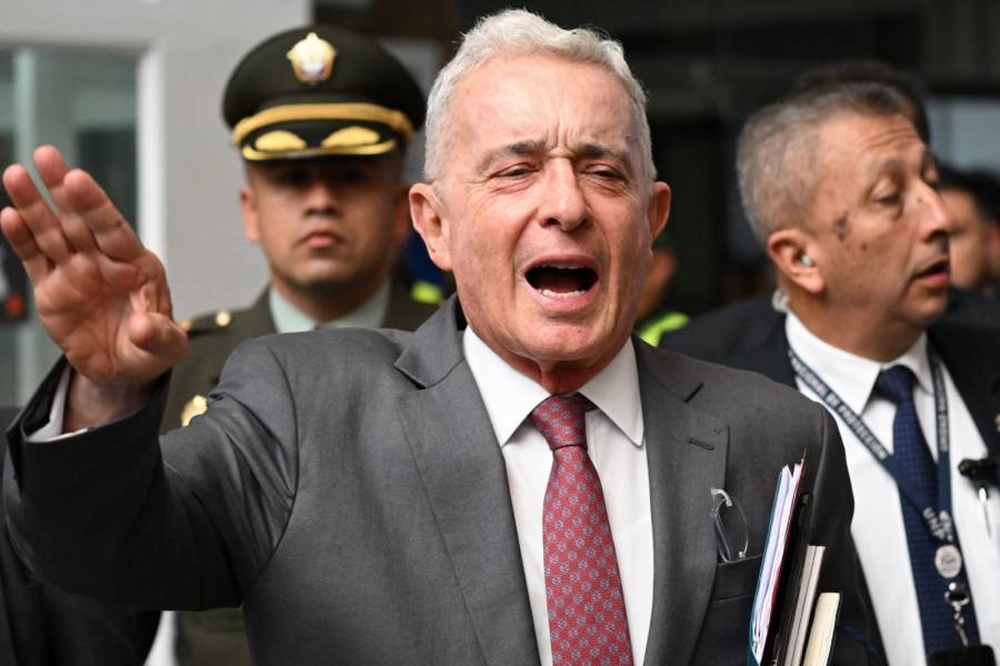 Álvaro Uribe critica la gestión de Claudia López y la califica como 