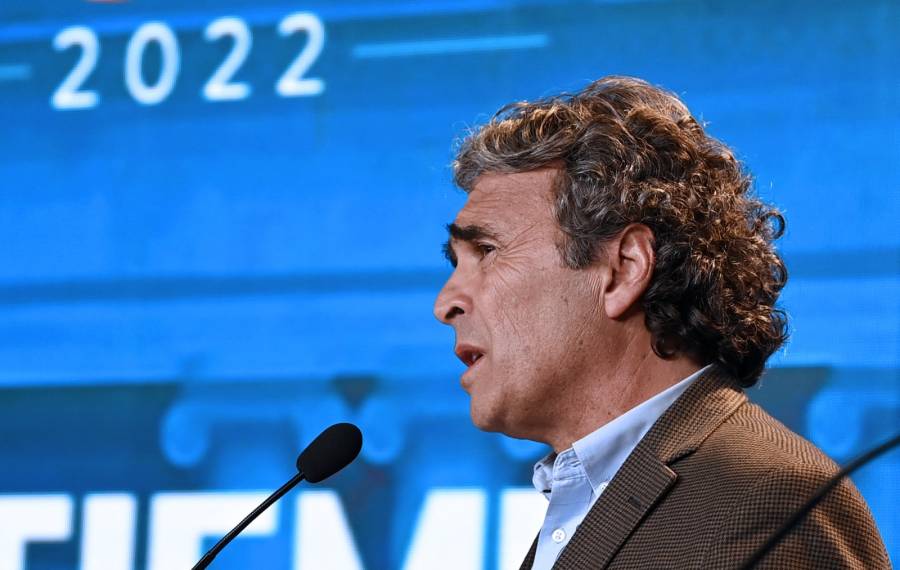 Sergio Fajardo critica a Petro por denuncias de corrupci&oacute;n en el sector de la salud
