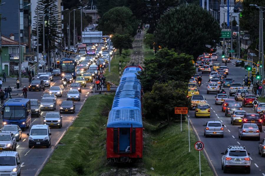 Concejal de Bogotá demanda al gobierno de Petro por suspensión de recursos destinados al metro y otros proyectos
