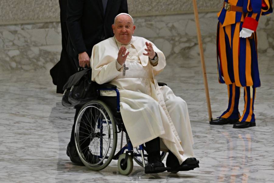 El papa Francisco, con voz cansada, agradece 