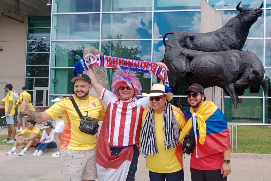 Aficionados paraguayos celebran empate con Colombia al ritmo de vallenato
