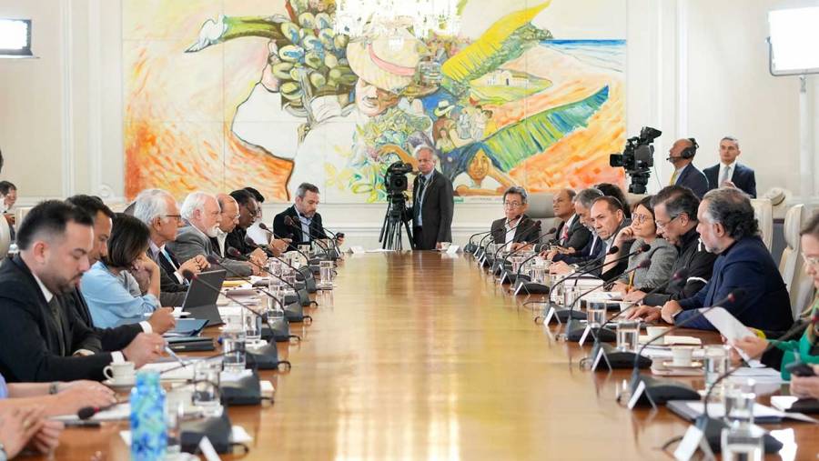 Petro anuncia cambios en la transmisi&oacute;n de televisi&oacute;n de los consejos de ministros