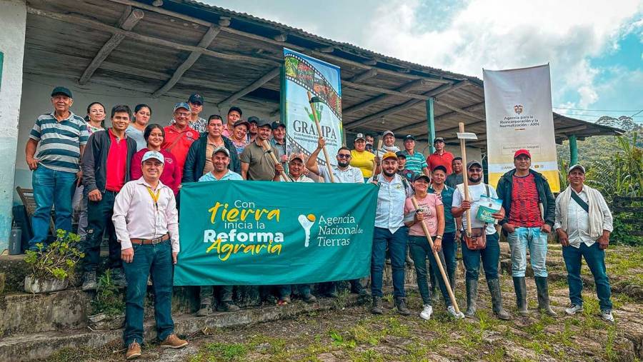 Con la entrega de predio de 400 hectáreas, firmantes de paz sembrarán banano, aguacate y café en el Huila