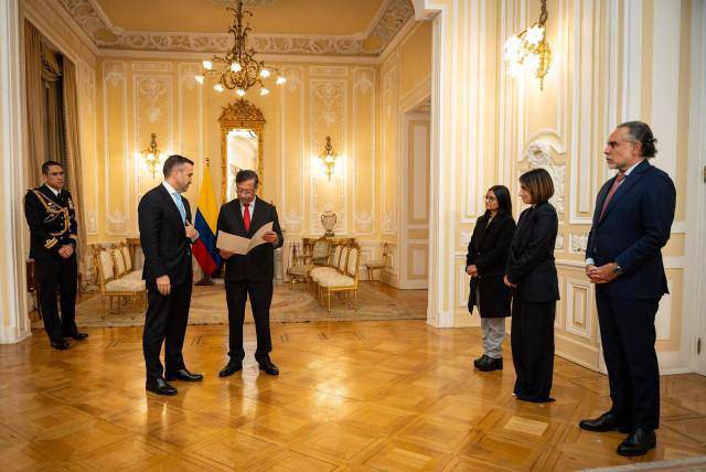 Cinco nuevos embajadores presentan cartas credenciales al presidente Gustavo Petro