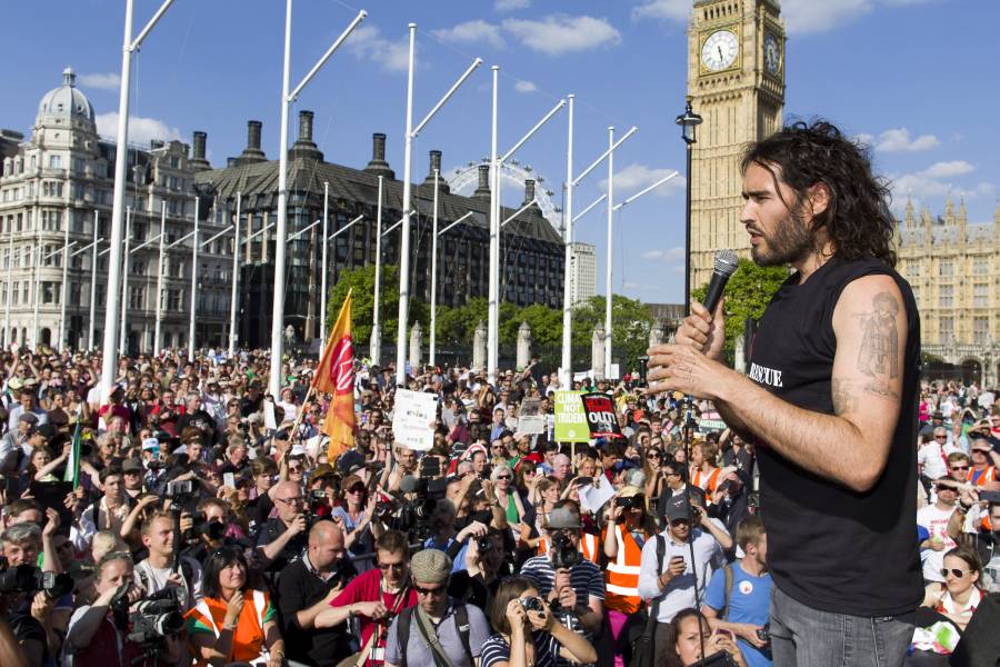 Russell Brand, de comediante estrella a influencer te&oacute;rico de la conspiraci&oacute;n