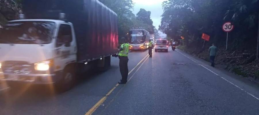 Restablecen movilidad en vía Bogotá–Medellín tras acuerdo entre Invías y comunidades