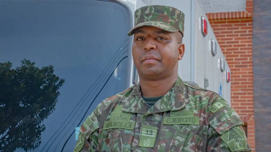 Soldado amputado tras atentado en Catatumbo se convierte en el primer conductor de ambulancia certificado en el Ejército